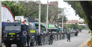 Desalojo en Teleofertas genera caos en la Máximo Gómez
