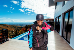 Propietaria de villa en Azua acusa al cantante urbano Ronny Gta por amenazas, robo y daños