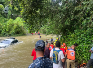 Rescatan a 23 personas atrapadas por crecida de río en Bonao