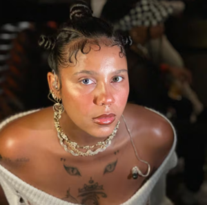 Piden retirar video de Tokischa semidesnuda en un templo