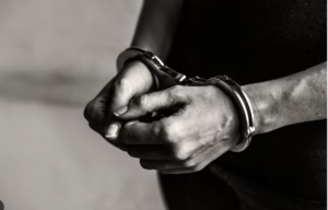 Detienen a mujer acusada de agredir y quemar a su hijo de 10 años en La Altagracia