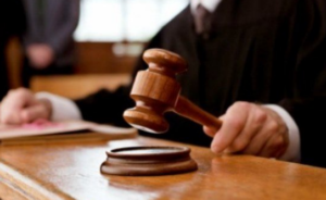 Condenan exfuncionario por estafa a empresarios