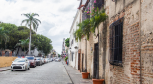 Oyente advierte riesgo por reducción de calles en la Zona Colonial tras conato de incendio