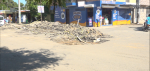 Ocho hoyos entaponan el paso hacia el mercado binacional en Dajabón