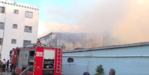 Siniestro en almacén de materiales de baño mantiene en acción a bomberos en Alma Rosa II