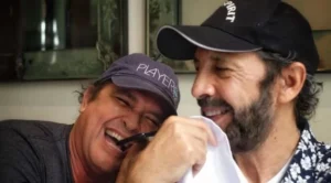 Carlos Vives y Juan Luis Guerra unen voces en "Buscando el mar", inspirado en García Márquez