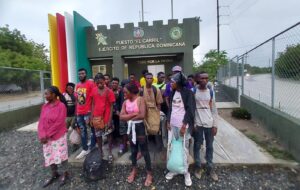 Ejército detiene minibús con 21 indocumentados en San Juan