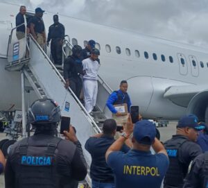 Llega al país bajo custodia acusado de múltiples crímenes