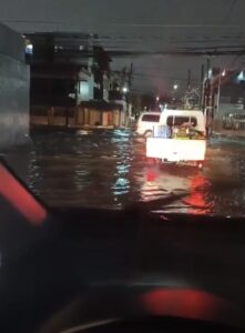 Restricción parcial del tránsito en Santo Domingo por inundaciones tras lluvias intensas