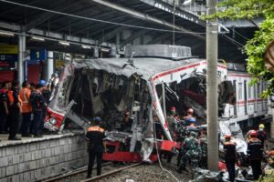 Aumenta a 16 las muertes por choque de trenes en Indonesia
