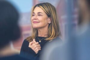 Savannah Guthrie regresa a ‘today’ mientras continúa búsqueda de su madre desaparecida