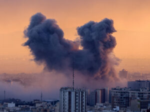 Bombardeos en irán dejan decenas de muertos y agravan la crisis regional