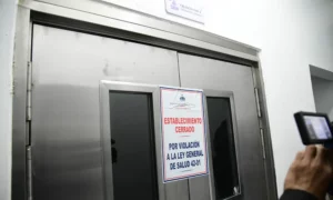 Salud clausura quirófanos de clínica tras muerte