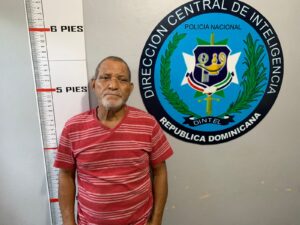 Hombre de 71 años es detenido en Valverde por posesión de escopetas en video