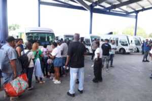 Retorno hacia la capital inicia con flujo moderado en el KM 9 de la Duarte