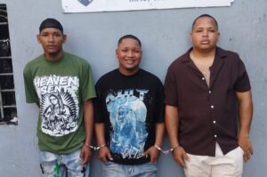 Policía recupera vehículo robado y detiene sospechosos en Mao