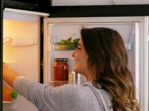 Abrir el refrigerador constantemente: el error que puede aumentar hasta un 30% de su consumo