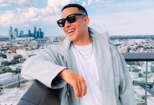 Daddy Yankee lleva palabra de Dios a reclusos en Luisiana