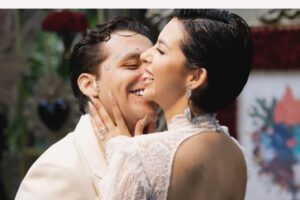 Christian Nodal llega a Chavón junto a Ángela Aguilar para su concierto de SS