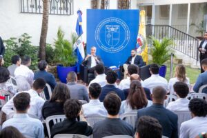 Abinader dialoga con universitarios sobre educación y liderazgo