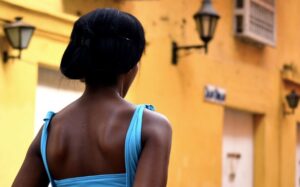 Policía arresta a mujer por agredir y quemar a su hijo en La Altagracia