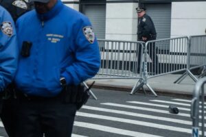 Trump destina 250 millones de dólares para pagar a los policías que arresten a migrantes