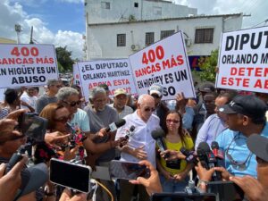 Protestan encadenados en Higüey  por  colocación de más de 400 bancas
