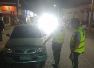 Autoridades realizan operativo contra vehículos sin luces