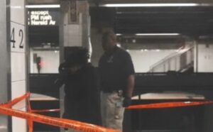 Policía de Nueva York abate a hombre que apuñaló a tres personas en estación Grand Central