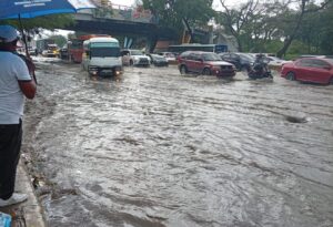 Acumulación de agua afecta tránsito en la Autopista Las Américas