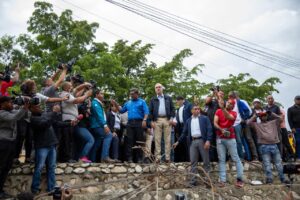 Abinader supervisa zona afectada en Los Alcarrizos tras vaguada