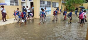 Escuela sigue sin clases tras inundaciones en Manoguayabo
