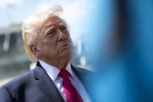 Trump plantea asociarse con Irán para extraer uranio y dice que Ormuz está abierto