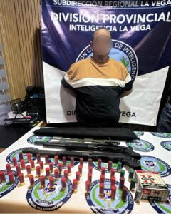 Autoridades decomisan dos armas durante allanamiento en La Vega