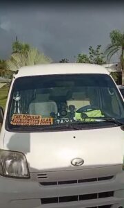 Taxista denuncia retención de su vehículo desde el 5 de abril tras servicio en Ciudad Juan Bosch