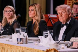 Servicio Secreto retira a Trump de cena en Washington por incidente durante el evento