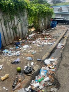 Basura persiste en la avenida San Martín pese a colocación de tanques