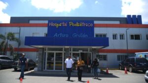 Caida de adolescente en Santiago y hallazgo de arma de fuego desatan investigación