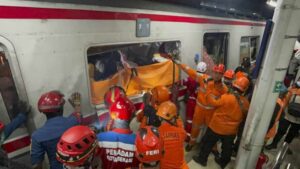 Choque de trenes en las afueras de Yakarta deja cuatro muertos y decenas de heridos