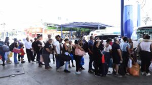 Cientos salen de la capital hacia el interior por asueto de Semana Santa