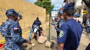 Crecida de cañada deja pérdidas y derrumbe de pared en el barrio Las 800s del sector Los Rios