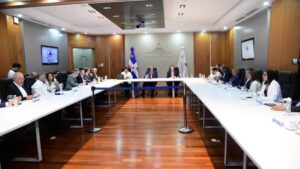 Gobierno inicia diálogo con líderes políticos por crisis global