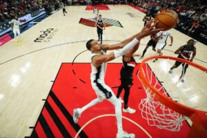 Spurs remontan y vencen a los Trail Blazers para tomar ventaja 3-1 en la serie
