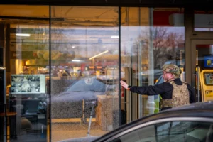 Hombre armado mata a seis personas y toma rehenes antes de ser abatido por la policía en Ucrania