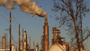 Petróleo sube más de 2 % por tensiones entre EE.UU. e Irán y bloqueo en el estrecho de Ormuz