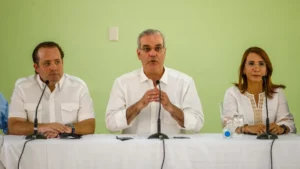 Gobierno anuncia construcción de 112 casas tras daños por lluvias en Villa Montellano