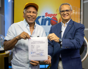 Leidsa entrega certificado a jubilado que se ganó 25millones con el Súper Kino Tv