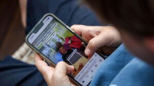 Massachusetts propone prohibir redes sociales a menores de 14 años