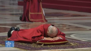 Impactante gesto de fe: León XIV reza tendido en la Basílica del Vaticano