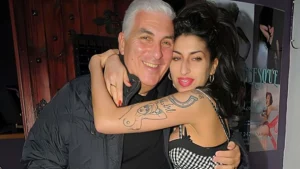 Padre de Amy Winehouse pierde juicio por subasta de pertenencias